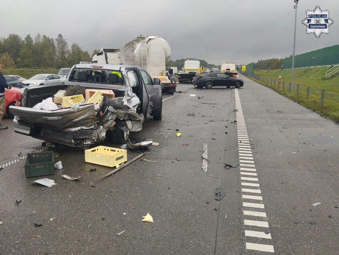 Zderzenie czterech osobówek i ciężarówki na autostradzie A1. Cztery osoby trafiły do szpitali