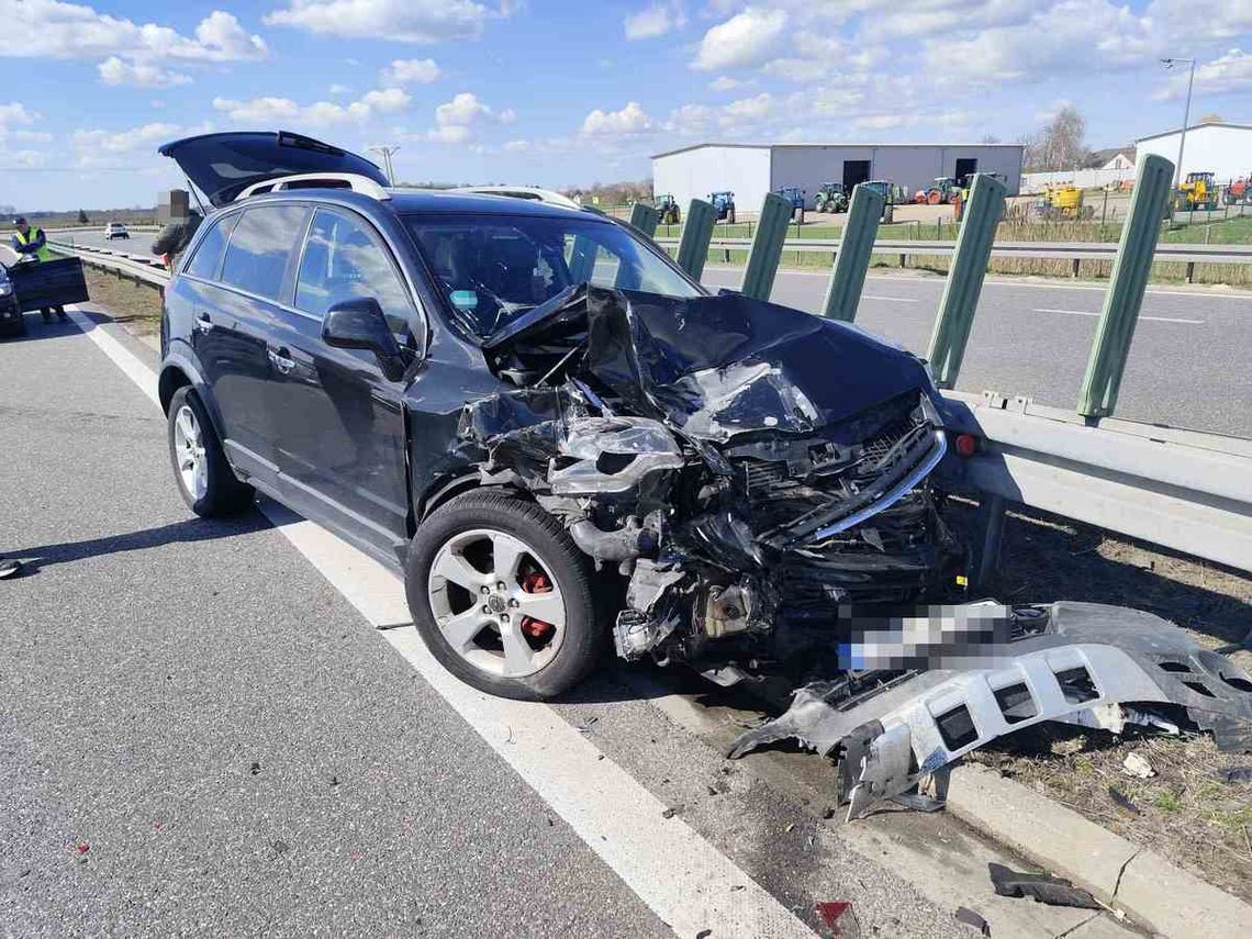 Zderzenie czterech samochodów na drodze ekspresowej. Kierująca przegapiła zjazd i postanowiła cofnąć