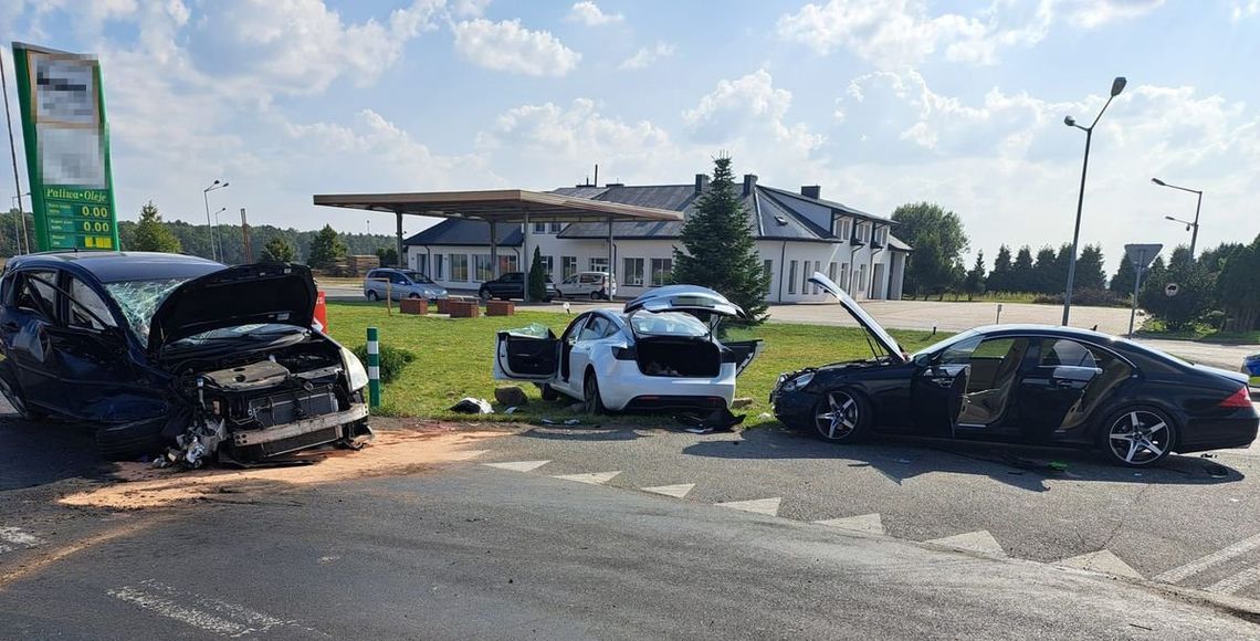 Zderzenie czterech samochodów osobowych na krajowej 63. Dwie kobiety zabrane do szpitala