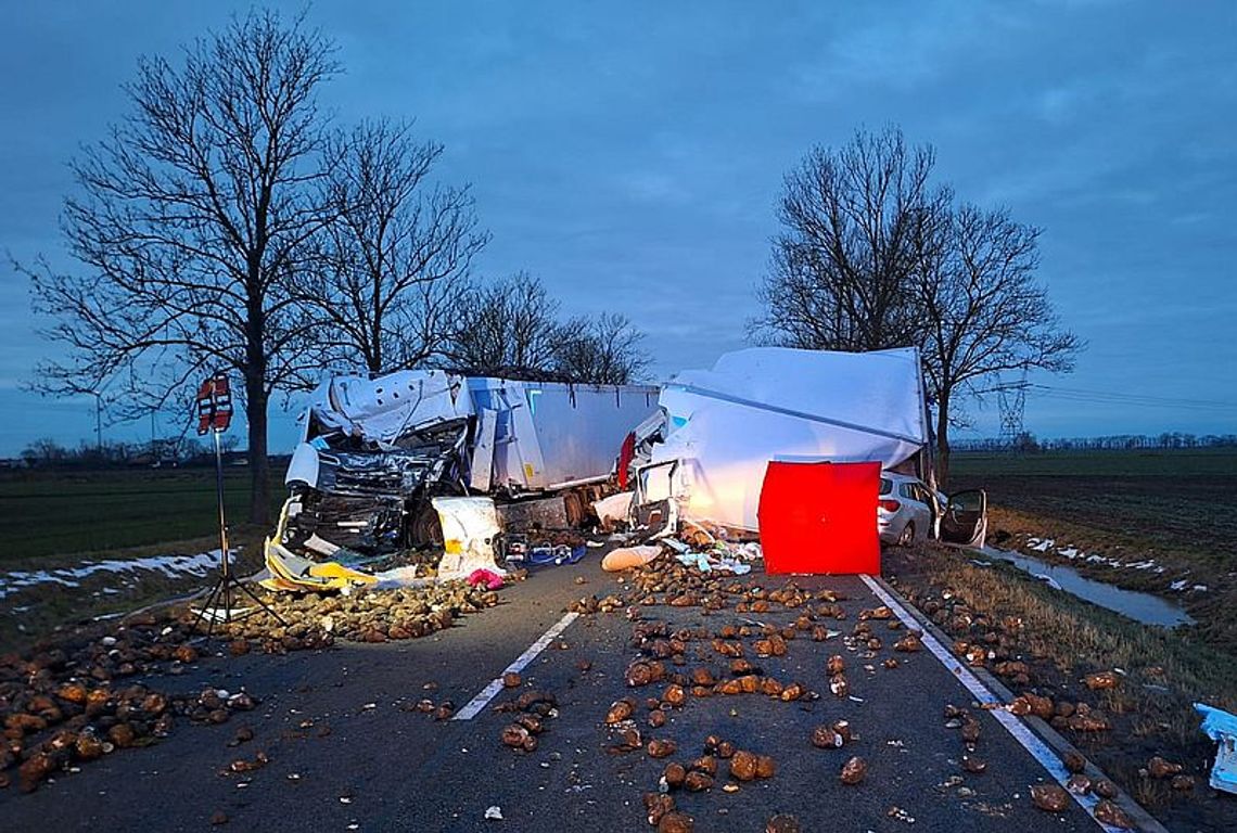 Zderzenie dwóch ciężarówek i osobówki na krajowej 22. Kierowcy ciężarówek zginęli na miejscu