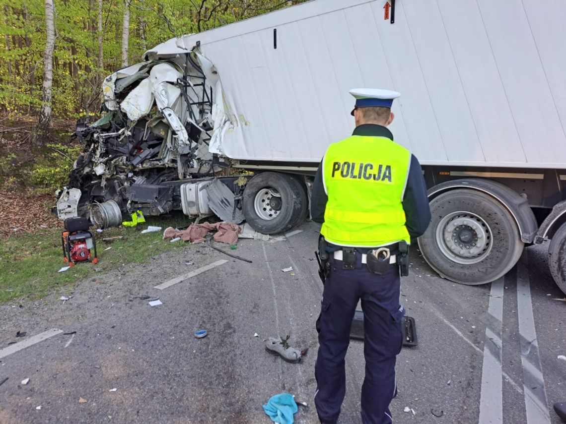 Zderzenie dwóch ciężarówek na drodze wojewódzkiej. Jeden z kierowców zginął na miejscu