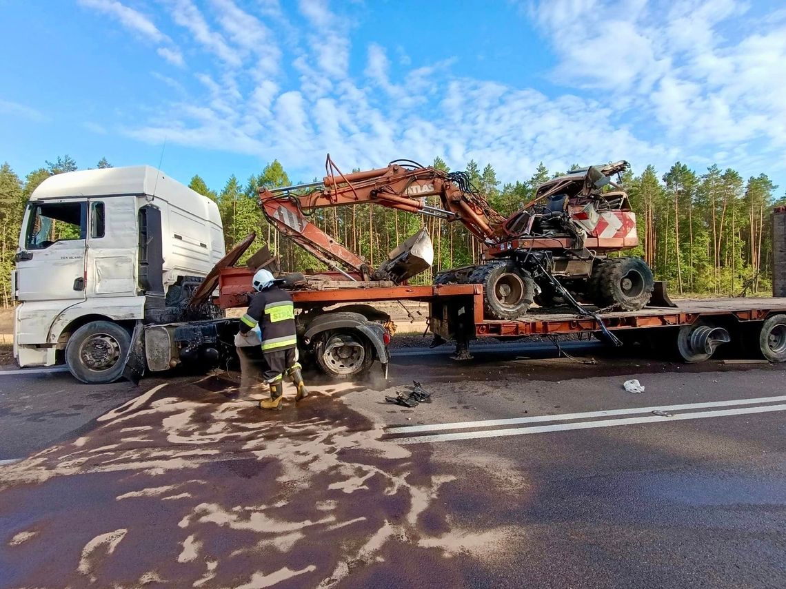 Zderzenie dwóch ciężarówek na obwodnicy Kocka. Jeden z kierowców zginął na miejscu [ZDJĘCIA]