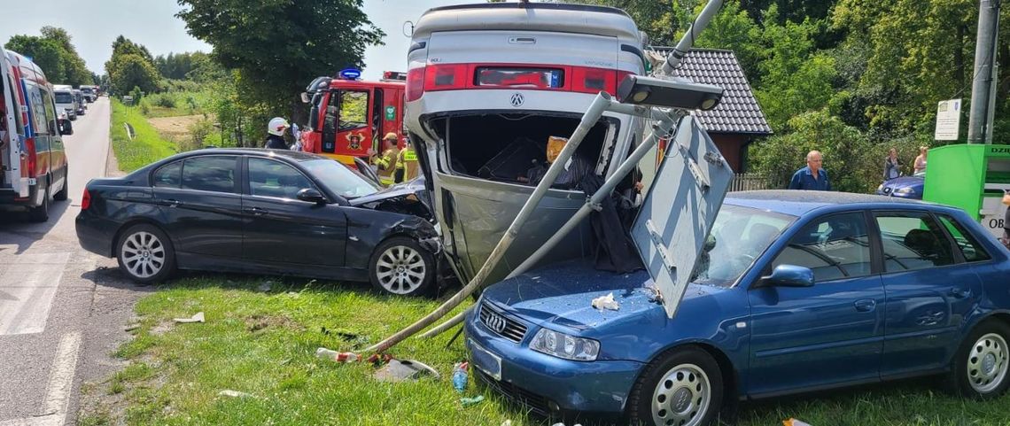 Zderzenie dwóch osobówek na drodze wojewódzkiej. Volkswagen dachował, uderzając w trzecie auto