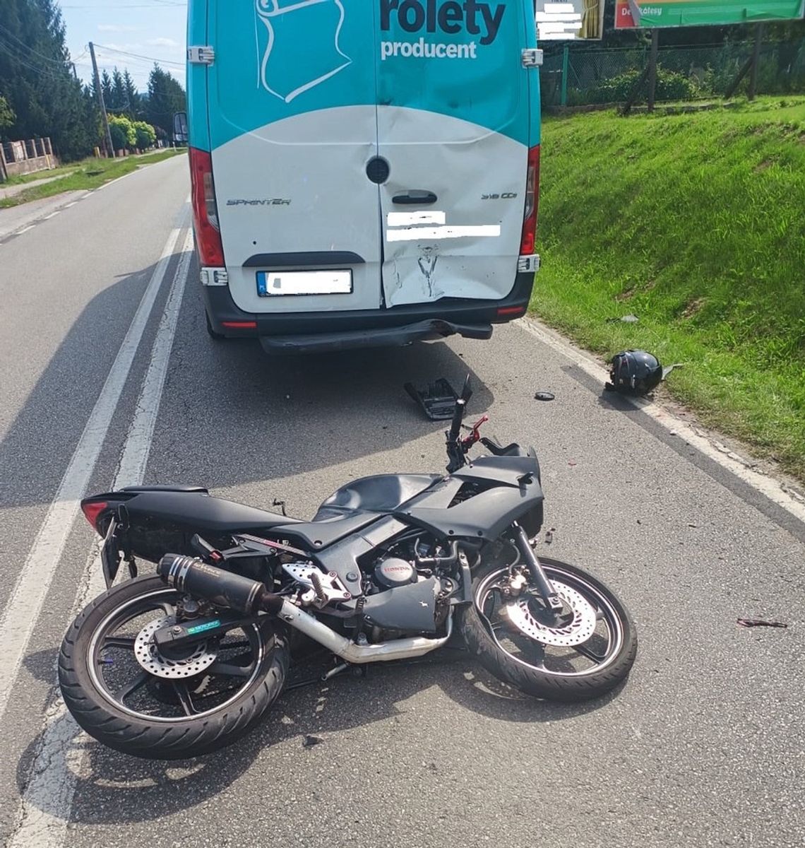 Zderzenie motocykla z busem. Poszkodowany 16-latek trafił do szpitala