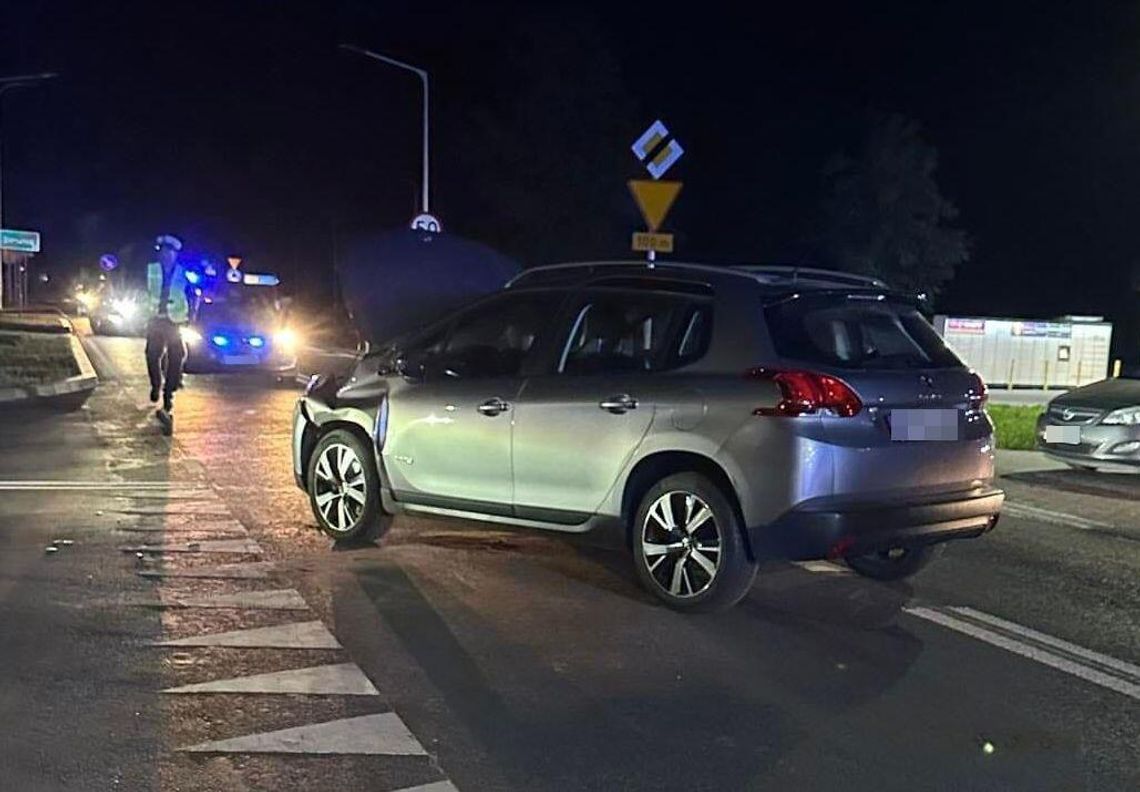 Zderzenie motocykla z samochodem osobowym. Kierujący hondą 20-latek został zabrany do szpitala