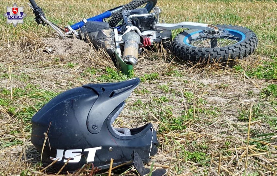 Zderzenie motocyklistów na polu. Młodzi mężczyźni z ciężkimi obrażeniami trafili do szpitala