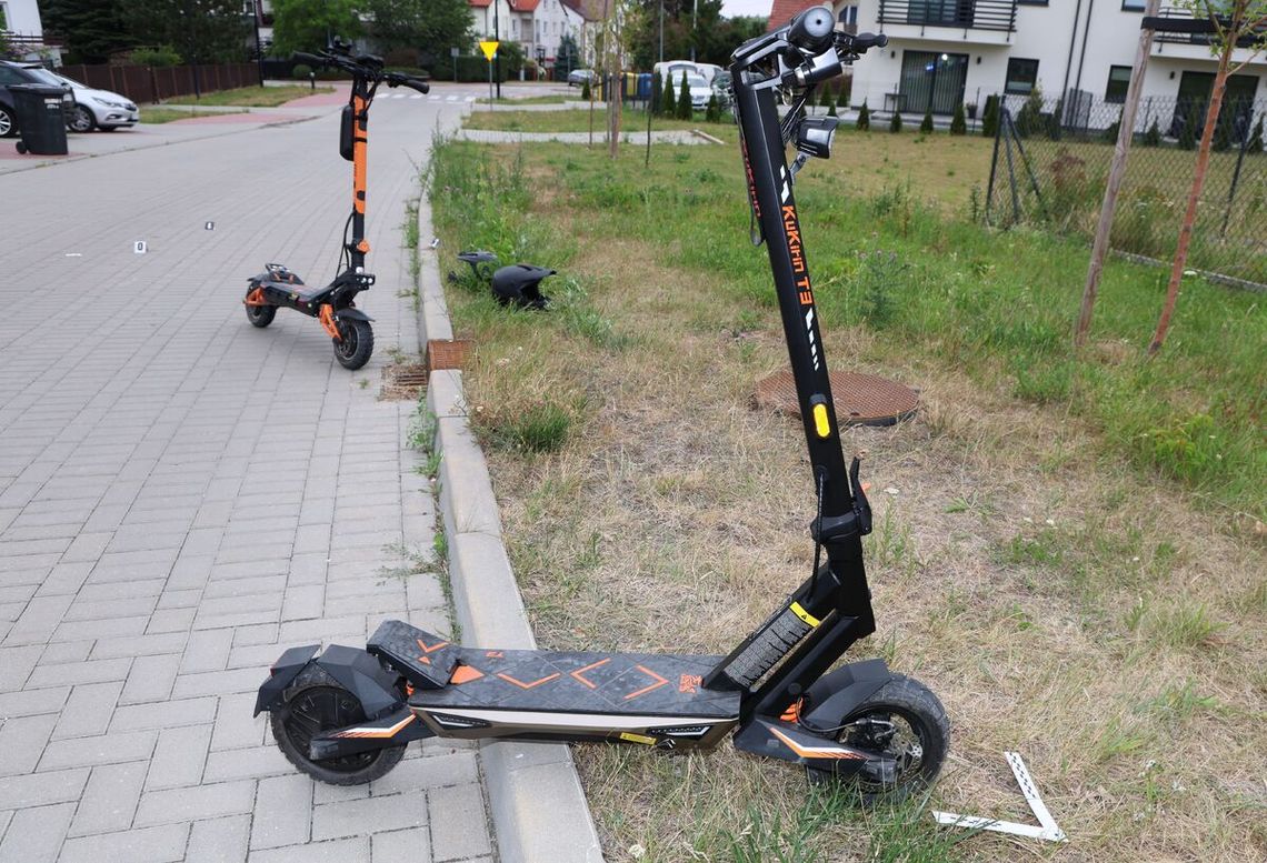 Zderzenie nastolatków na hulajnogach elektrycznych. Jeden zahamował, drugi nie zdążył Zderzenie nastolatków na hulajnogach elektrycznych. Jeden zahamował, drugi nie zdążył