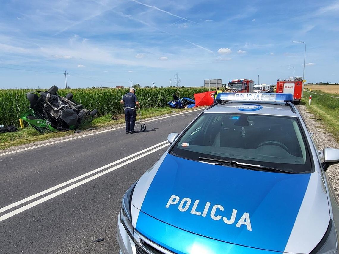 Zderzenie osobówki i busa z sześcioma osobami. W wypadku zginęła kierująca Volkswagenem