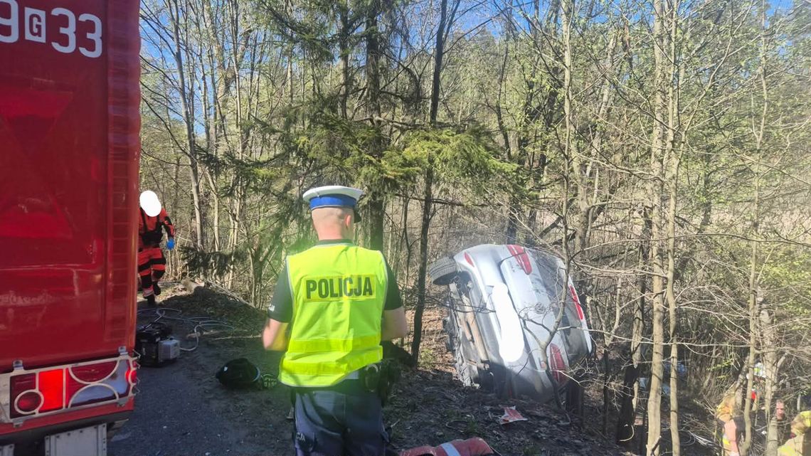 Zderzenie osobówki i ciężarówki. 22-letni kierowca zginął na miejscu, 20-latek jest ciężko ranny