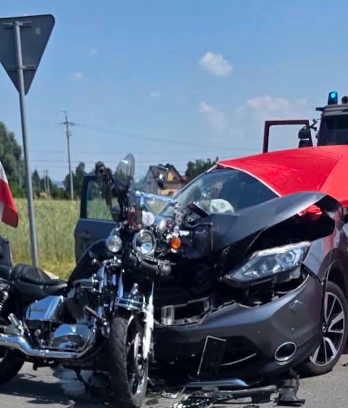 Zderzenie osobówki z motocyklem. Służbom nie udało się uratować życia 68-latka
