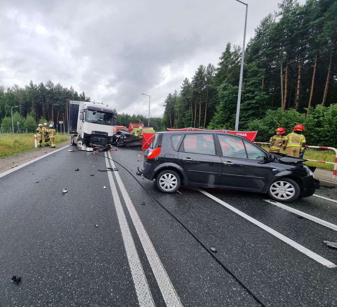 Zderzenie pięciu pojazdów na krajowej "75". Zginął 26-letni kierowca osobowego forda [FOTO]