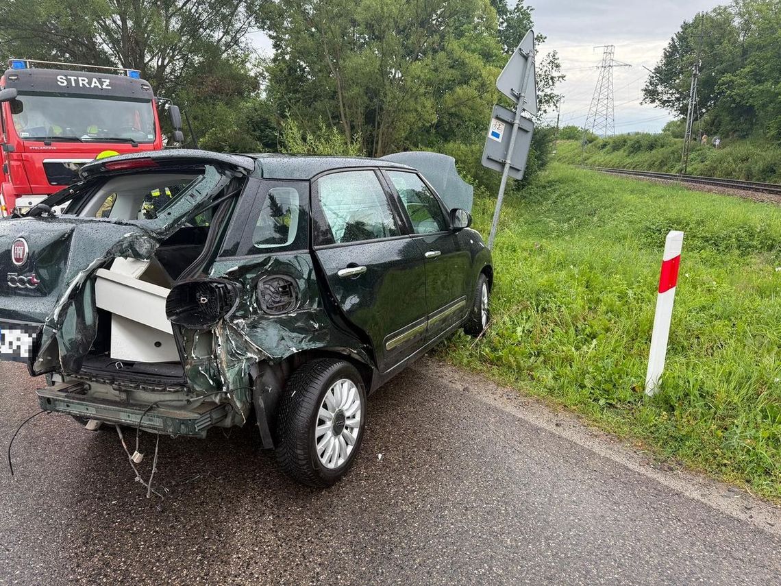 Zderzenie pociągu z osobówką na przejeździe kolejowym. Kierująca tłumaczyła, że się zamyśliła