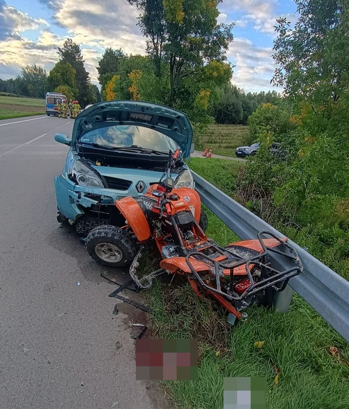 Zderzenie quada z Renault. 12-latek został zabrany do szpitala śmigłowcem LPR Zderzenie quada z Renault. 12-latek został zabrany do szpitala śmigłowcem LPR