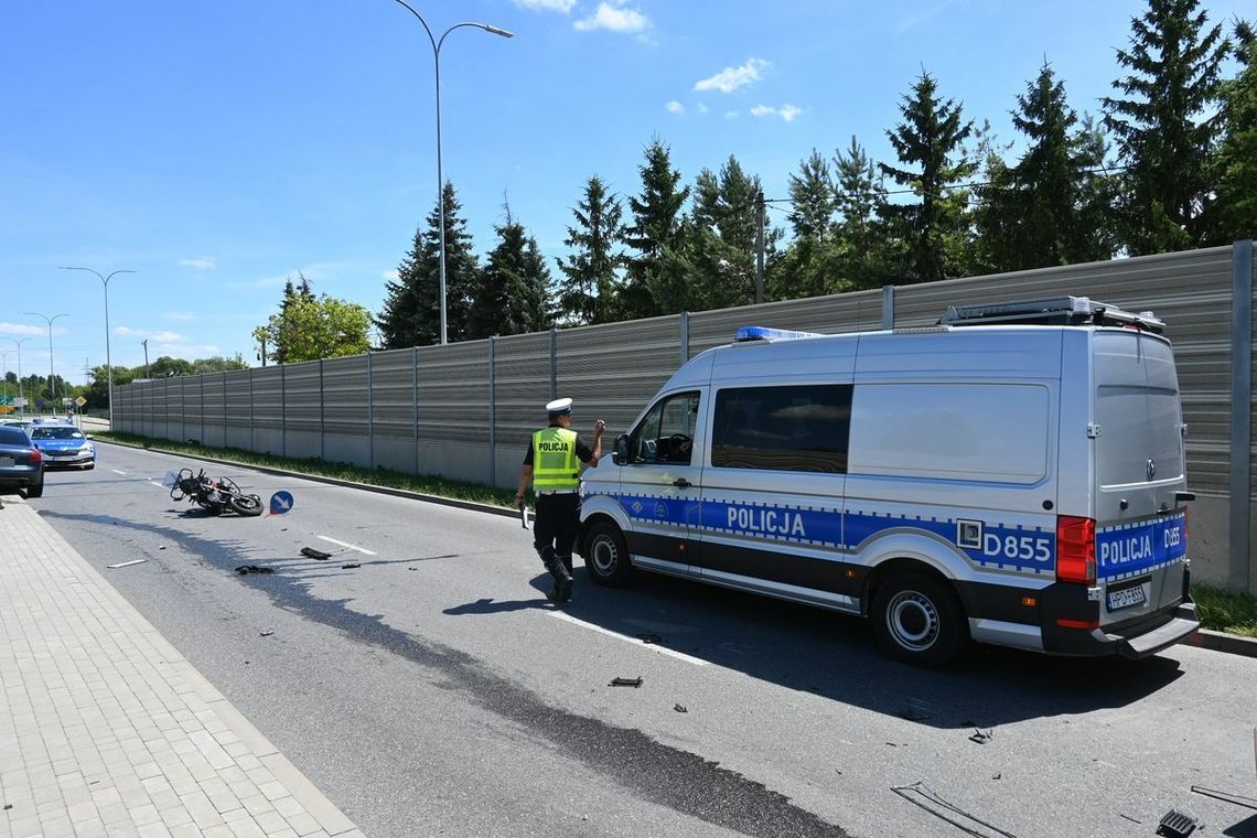 Zderzenie samochodu osobowego z motocyklem. Kierujący suzuki był w trakcie egzaminu na prawo jazdy