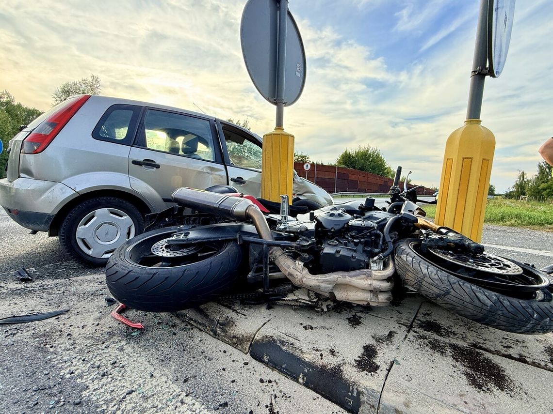 Zderzenie samochodu z motocyklem. 49-latek poniósł śmierć na miejscu