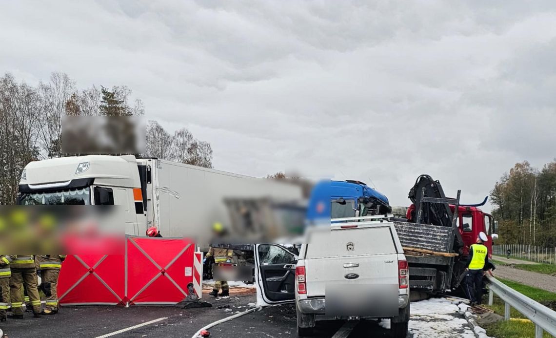 Zderzenie trzech ciężarówek i osobówki na drodze S6. Jedna osoba zginęła, dwie zostały ranne [FOTO]