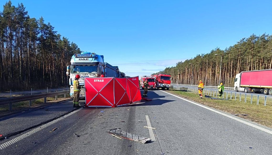 Zderzenie trzech ciężarówek na drodze ekspresowej S8. Jeden z kierowców zginął na miejscu Zderzenie trzech ciężarówek na drodze ekspresowej S8. Jeden z kierowców zginął na miejscu