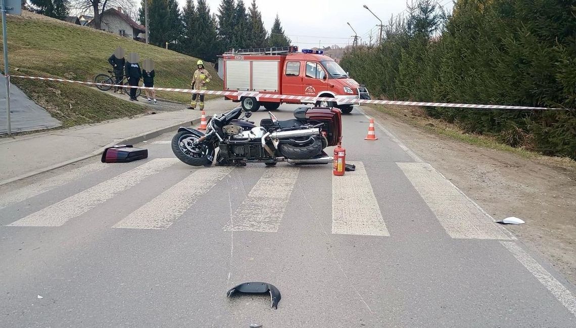 Zderzenie trzech motocykli i osobówki. Jeden z motocyklistów utknął pod samochodem