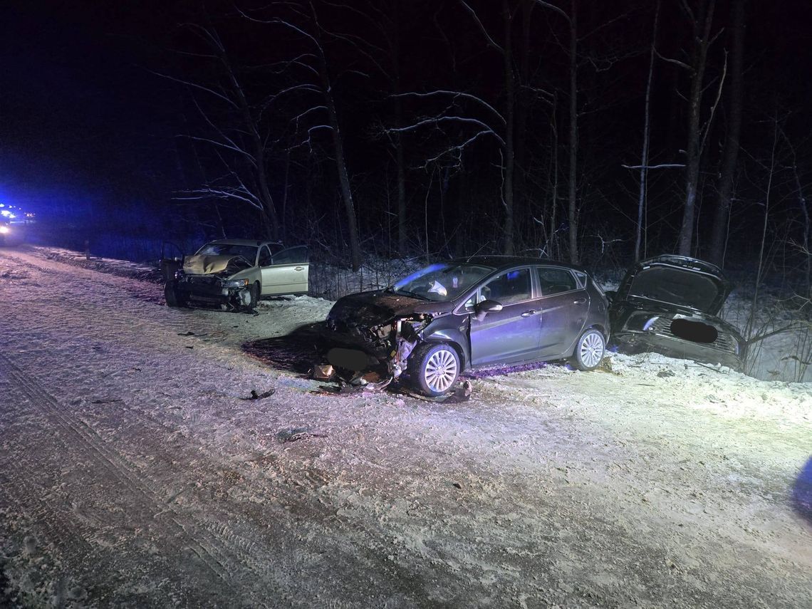 Zderzenie trzech osobówek pod Ostrołęką. Sześć osób rannych, w tym kobieta w ciąży i dwoje dzieci Zderzenie trzech osobówek pod Ostrołęką. Sześć osób rannych, w tym kobieta w ciąży i dwoje dzieci