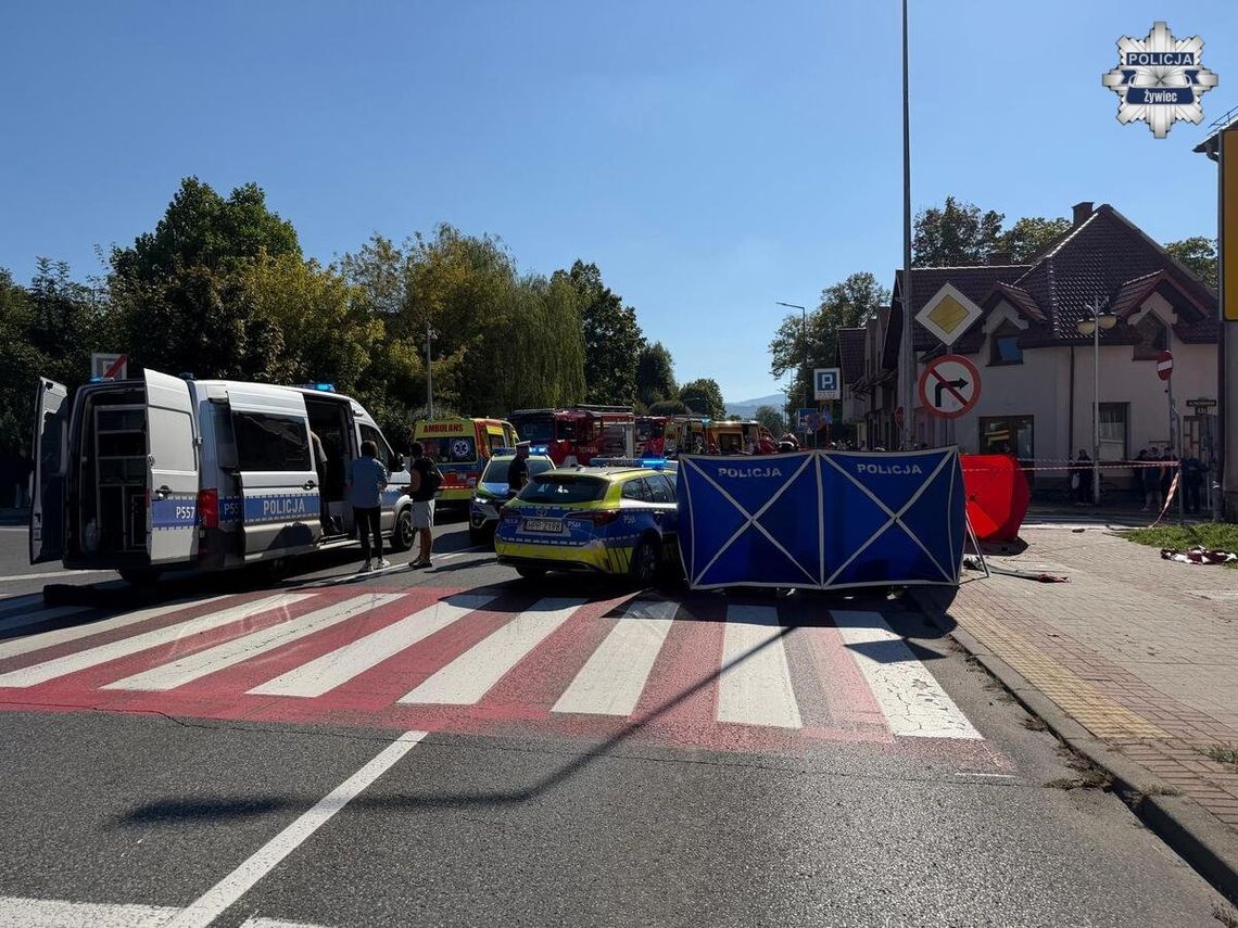Zderzenie trzech samochodów, potrąceni piesi. 64-latka nie przeżyła wypadku Zderzenie trzech samochodów, potrąceni piesi. 64-latka nie przeżyła wypadku