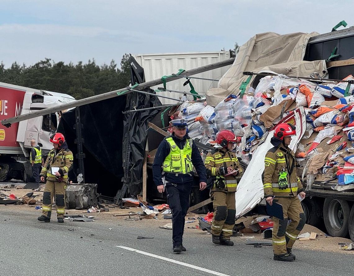 Zderzenie wagi ciężkiej na S8. Rozpędzony Mercedes wbił się w unieruchomione Volvo. ZDJĘCIA Zderzenie wagi ciężkiej na S8. Rozpędzony Mercedes wbił się w unieruchomione Volvo. ZDJĘCIA