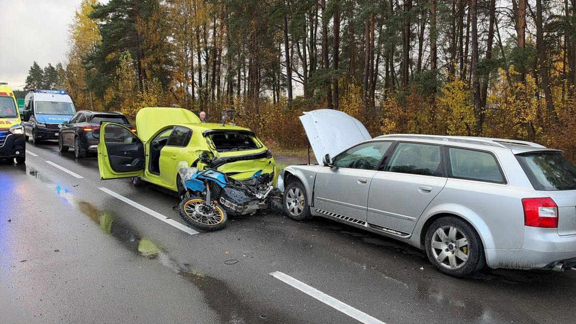 Zderzenie z udziałem trzech osobówek i motocykla. Droga krajowa nr 51 była zablokowana Zderzenie z udziałem trzech osobówek i motocykla. Droga krajowa nr 51 była zablokowana