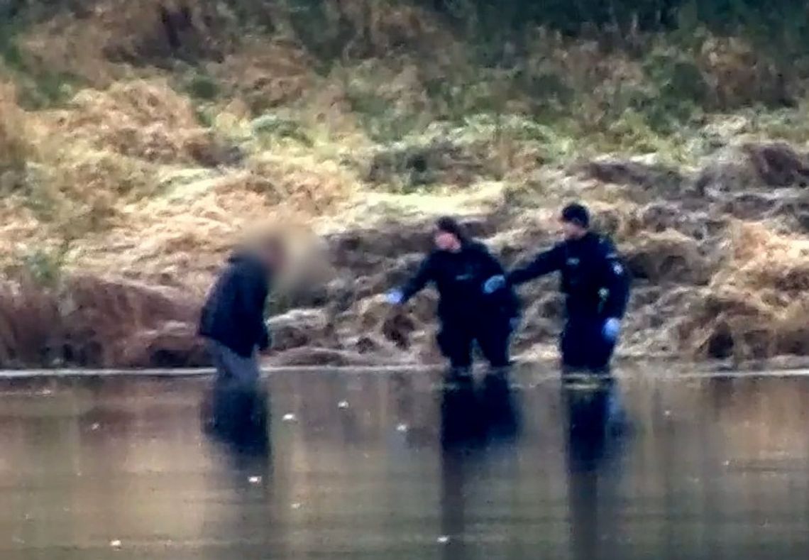 Zdesperowany mężczyzna wszedł do lodowatej rzeki. Policjantom udało się go przekonać, żeby wrócił na brzeg