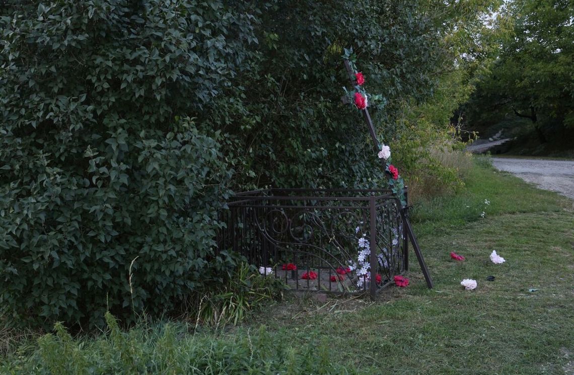 Ze szlifierką akumulatorową ruszył na przydrożną kapliczkę. Mężczyzna groził też sąsiadce Ze szlifierką akumulatorową ruszył na przydrożną kapliczkę. Mężczyzna groził też sąsiadce
