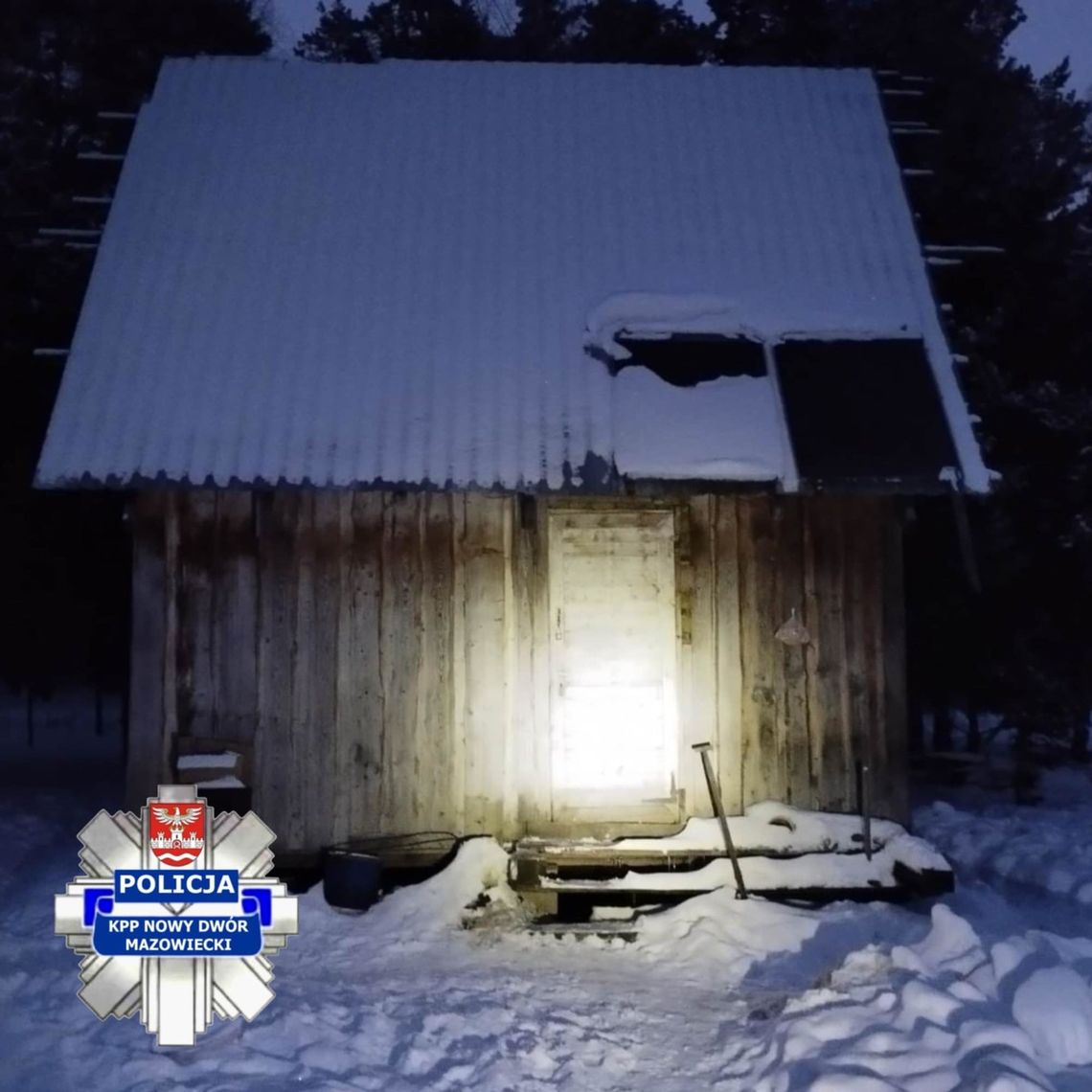 Żeby uniknąć 90 dni odsiadki wyprowadził się i zamieszkał w leśnej chatce bez prądu i wody Żeby uniknąć 90 dni odsiadki wyprowadził się i zamieszkał w leśnej chatce bez prądu i wody
