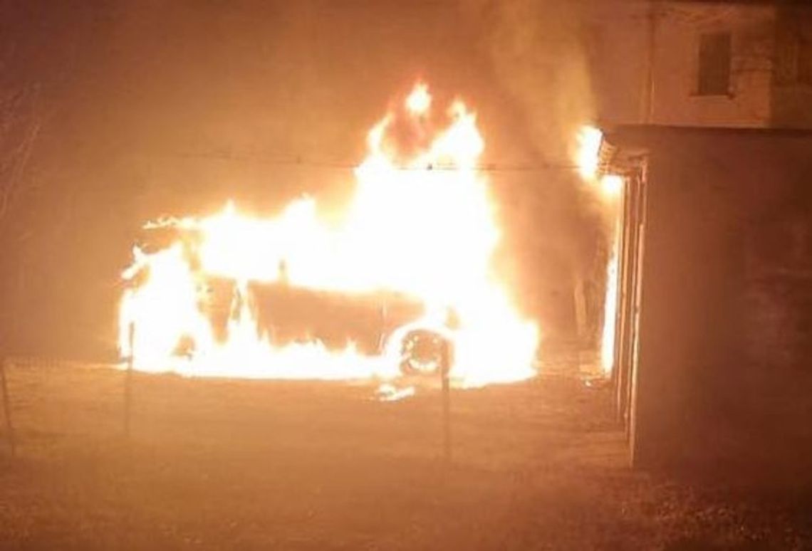 Zemsta na byłym mężu. Nissan spłonął doszczętnie, 49-letnia kobieta została aresztowana