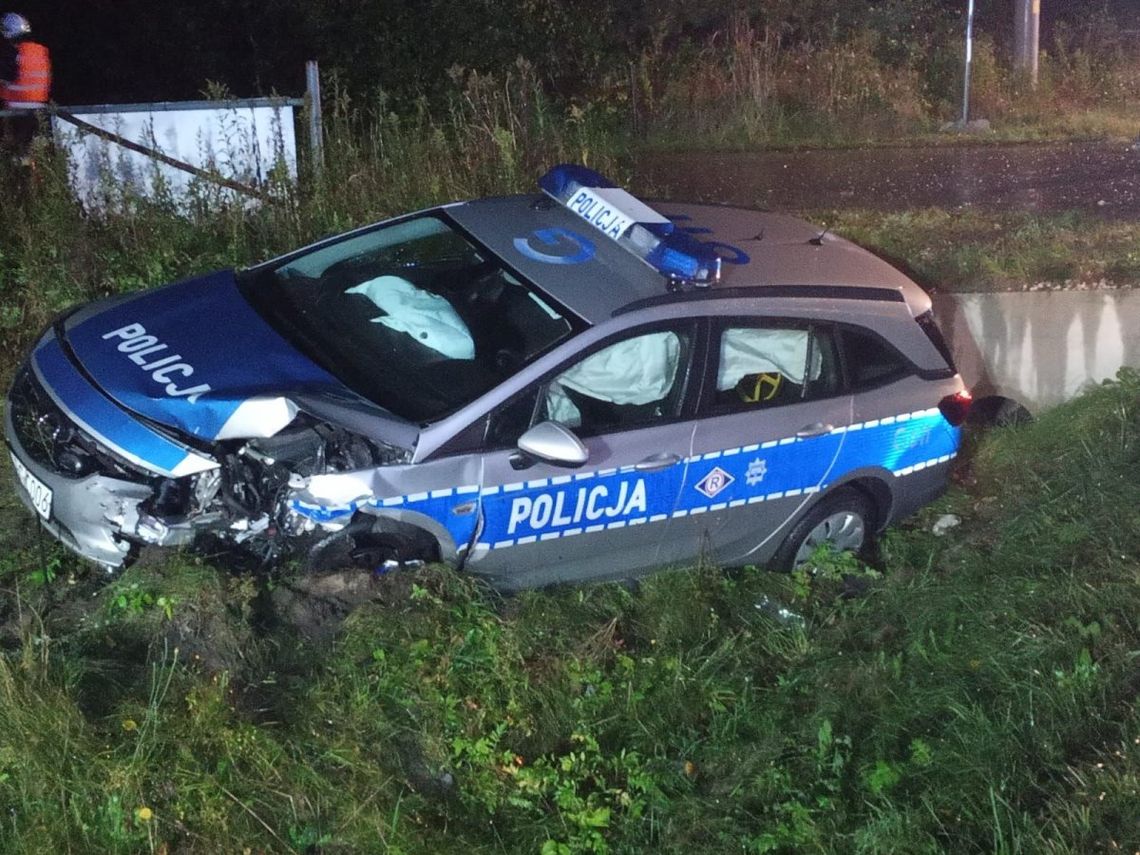 Zepchnął matiza na radiowóz. Policjanci wylądowali w rowie, pijak zbiegł z miejsca