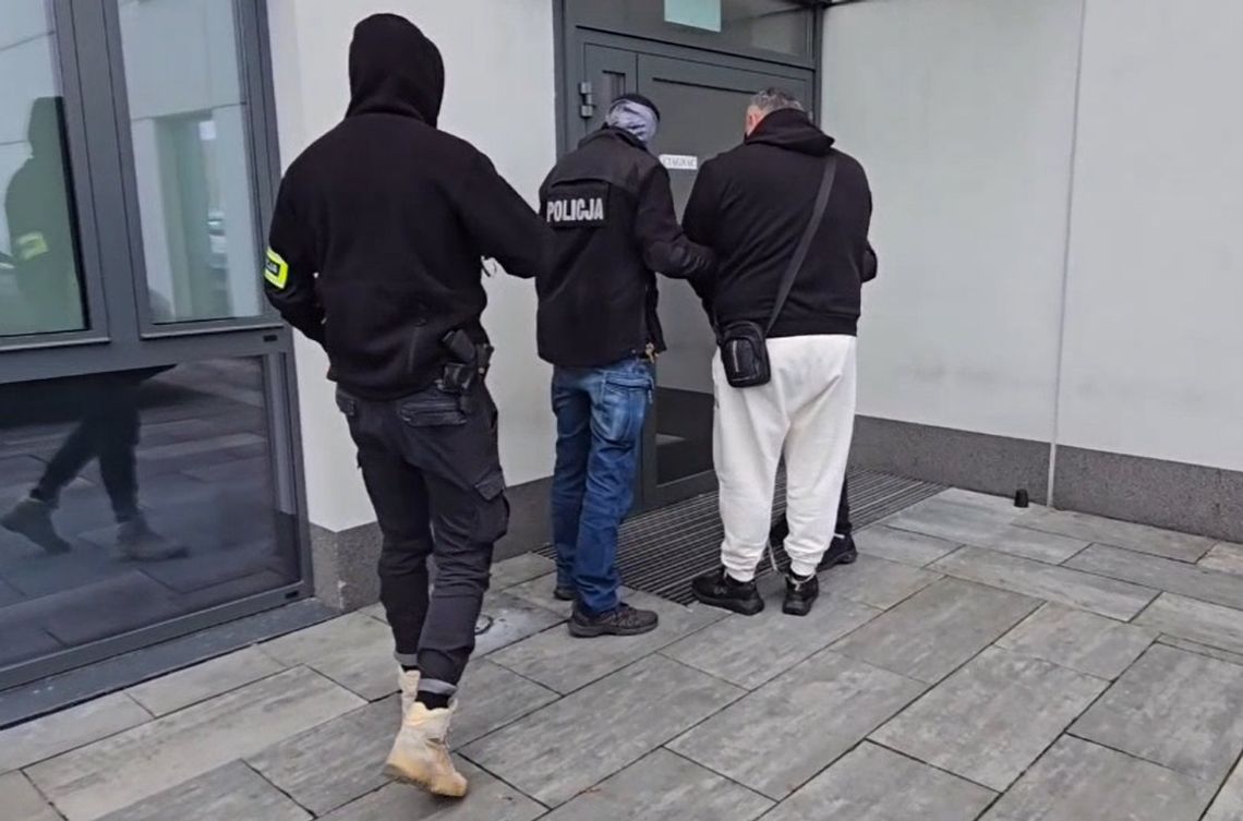 Zerwał kontakty z rodziną i znajomymi. Policjanci zatrzymali ściganego pięcioma listami gończymi Zerwał kontakty z rodziną i znajomymi. Policjanci zatrzymali ściganego pięcioma listami gończymi