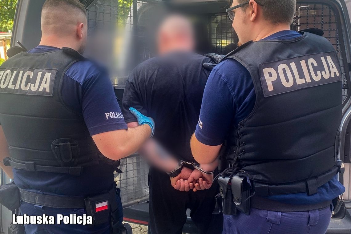 Zerwał polskie flagi narodowe z mostu granicznego i wrzucił je do rzeki. Mężczyzna zatrzymany przez policję