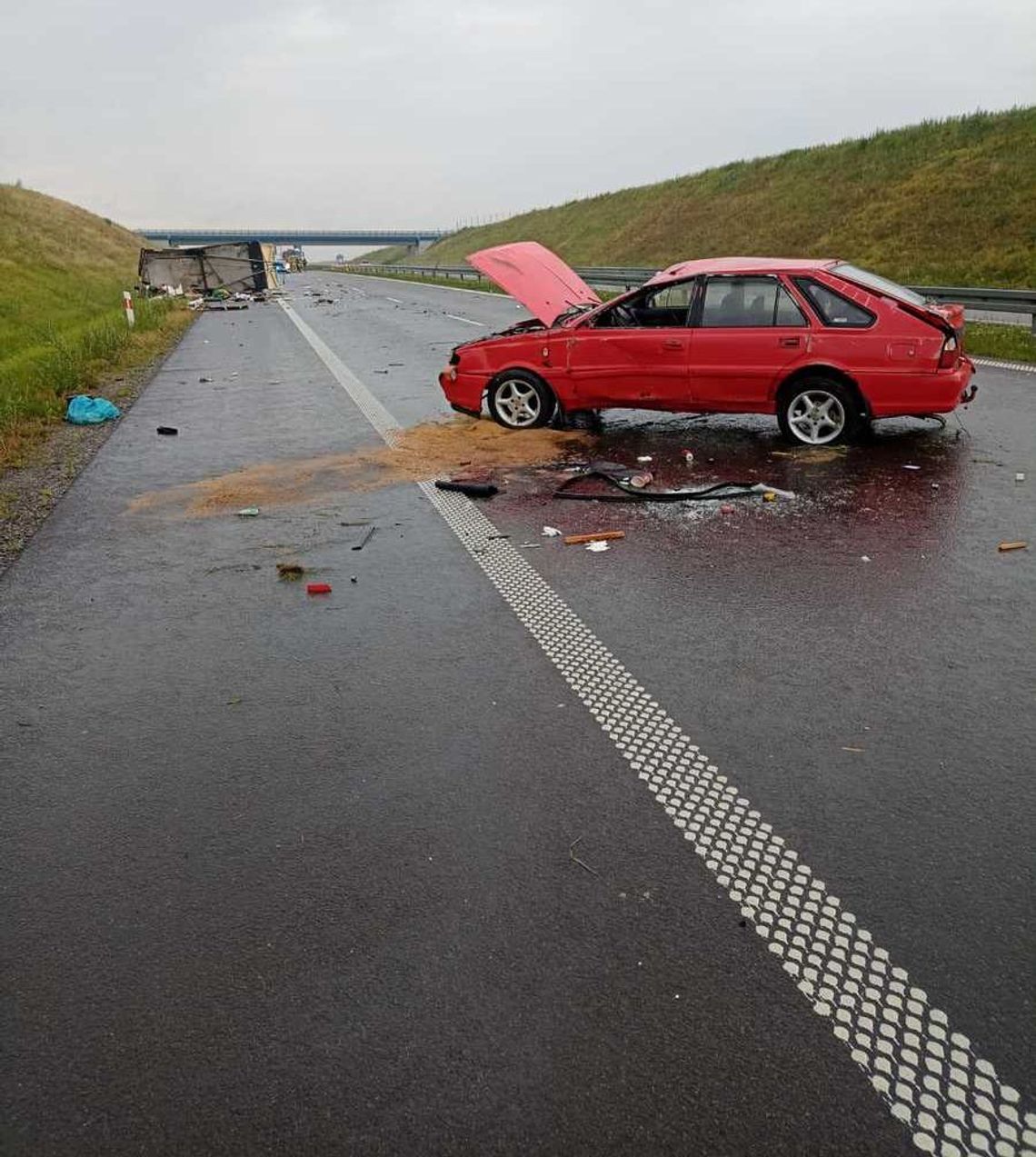 Bus wjechał w poloneza ciągnącego przyczepę kampingową. Cały zestaw się przewrócił