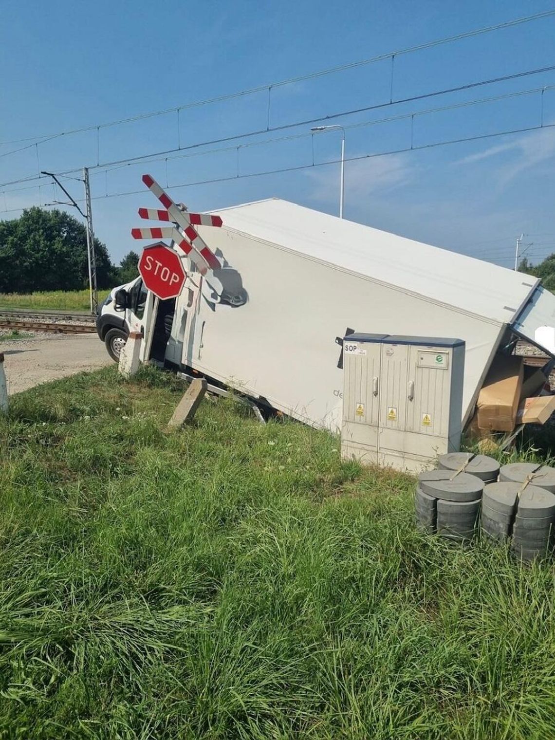 Zignorował znak STOP i wjechał na tory. Bus zderzył się z drezyną Zignorował znak STOP i wjechał na tory. Bus zderzył się z drezyną