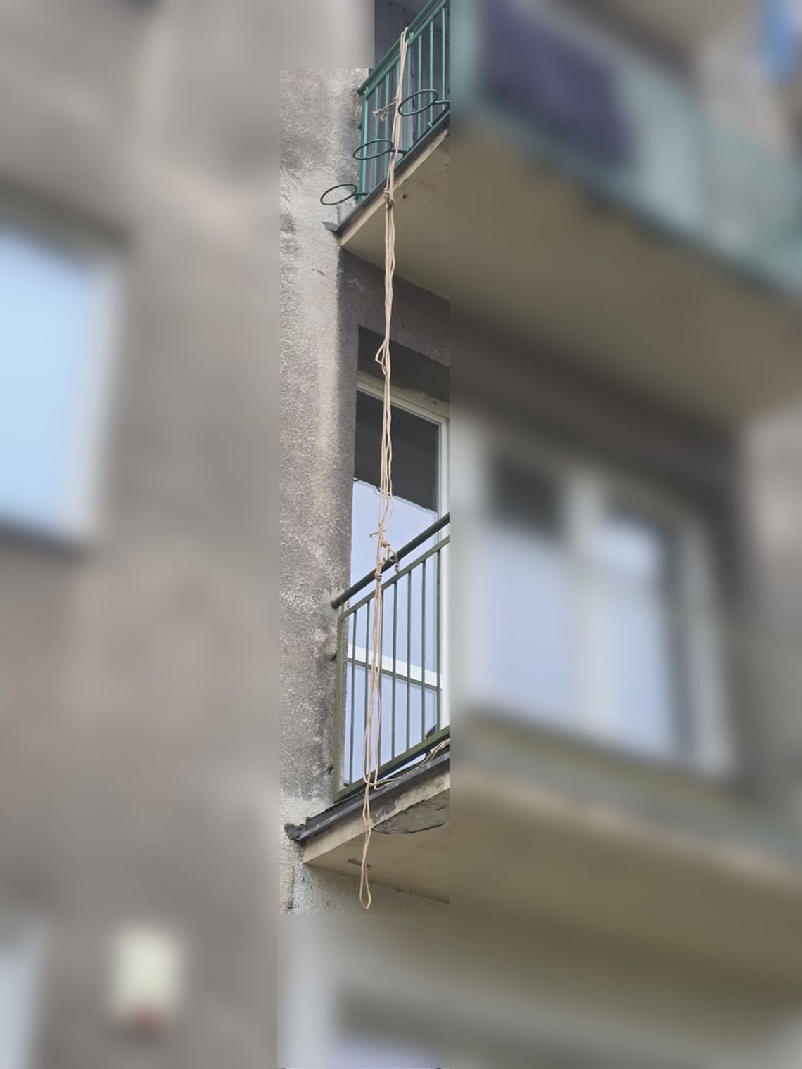 Usłyszał policję i zjechał z balkonu po linie. Próbował uciec, bo nie oddał skutera do wypożyczalni Usłyszał policję i zjechał z balkonu po linie. Próbował uciec, bo nie oddał skutera do wypożyczalni