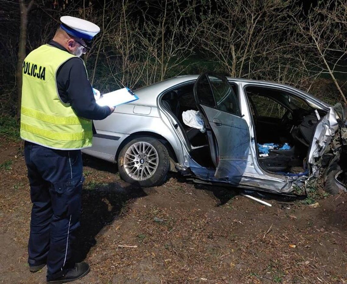 Zjechał z prostej drogi i rozbił się na drzewie. Pijany 29-latek za kierownicą BMW, ranna 23-letnia dziewczyna
