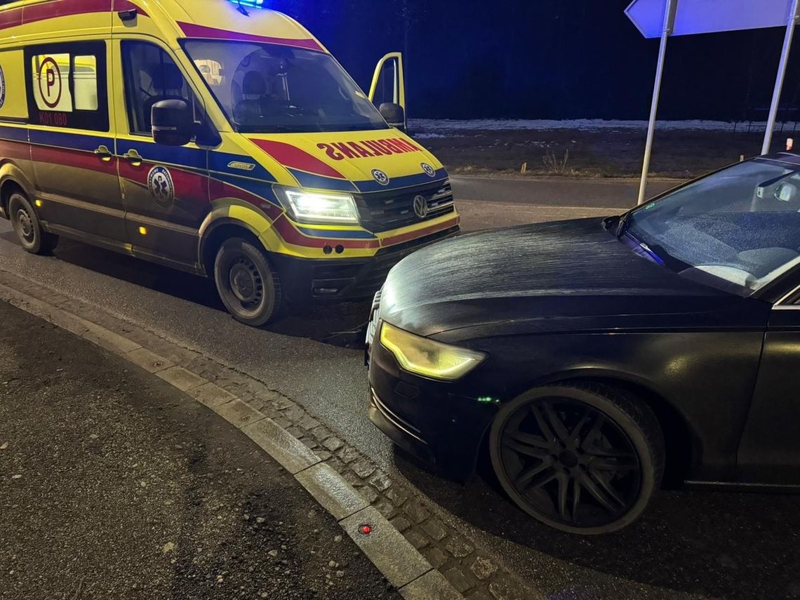 Zjeżdżając z ronda zderzył się czołowo z karetką. Kierowca audi wydmuchał ponad promil alkoholu