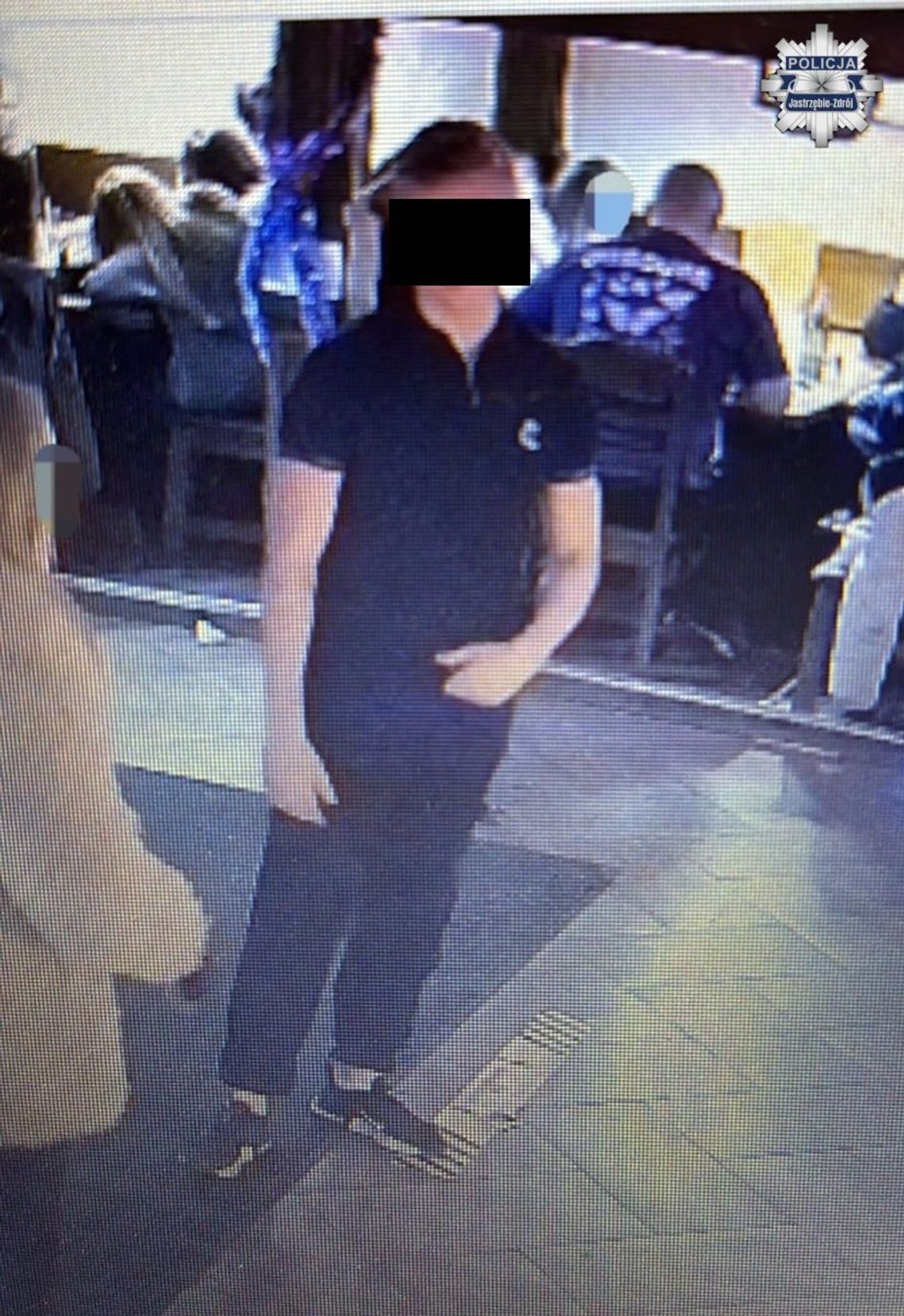 Złamał 24-latkowi szczękę i uciekł. Policja opublikowała nagranie ze sprawcą pobicia przed pubem Złamał 24-latkowi szczękę i uciekł. Policja opublikowała nagranie ze sprawcą pobicia przed pubem