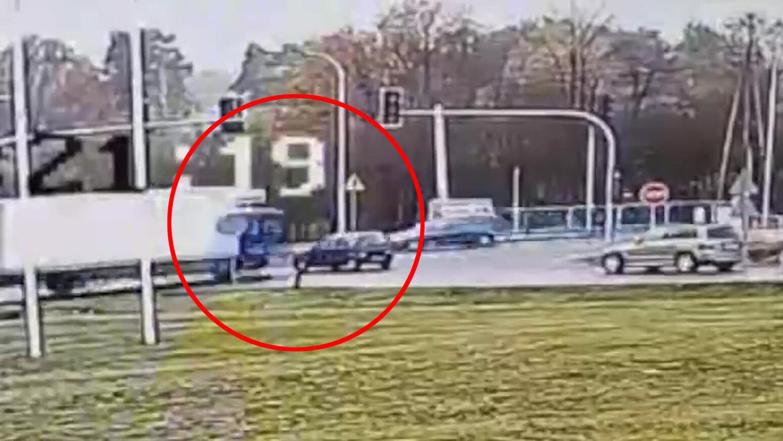 Zlekceważył sygnalizację i wjechał prosto pod rozpędzoną ciężarówkę. Za kierownicą cinquecento 82-latek. WIDEO