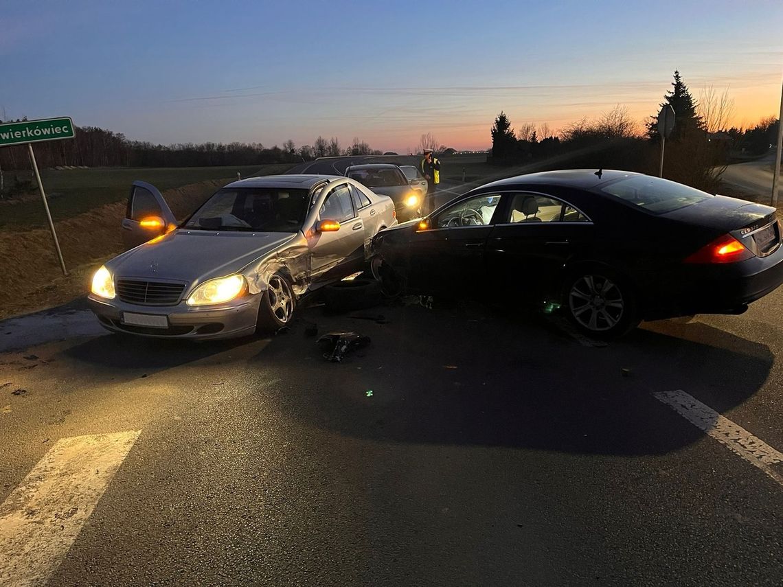 Zlekceważył znak „STOP” i doprowadził do zderzenia mercedesów. 19-latek stracił prawo jazdy