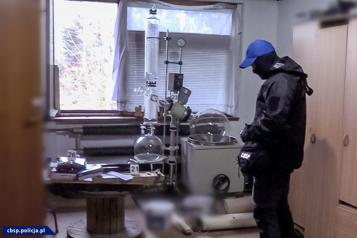 Zlikwidowane laboratorium do produkcji 3-CMC. Przejęto 50 kg narkotyku i chemikalia [WIDEO, FOTO]