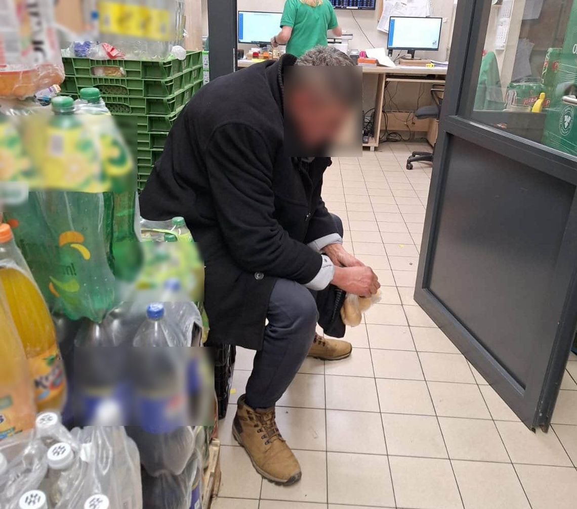 Złodziej alkoholu nie przewidział, że obserwuje go policjant. Wpadł po krótkim pościgu