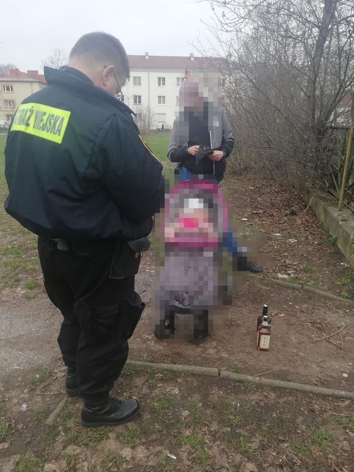 Złodziej alkoholu uciekał, pchając wózek z 1,5 rocznym dzieckiem. Złapali go strażnicy miejscy