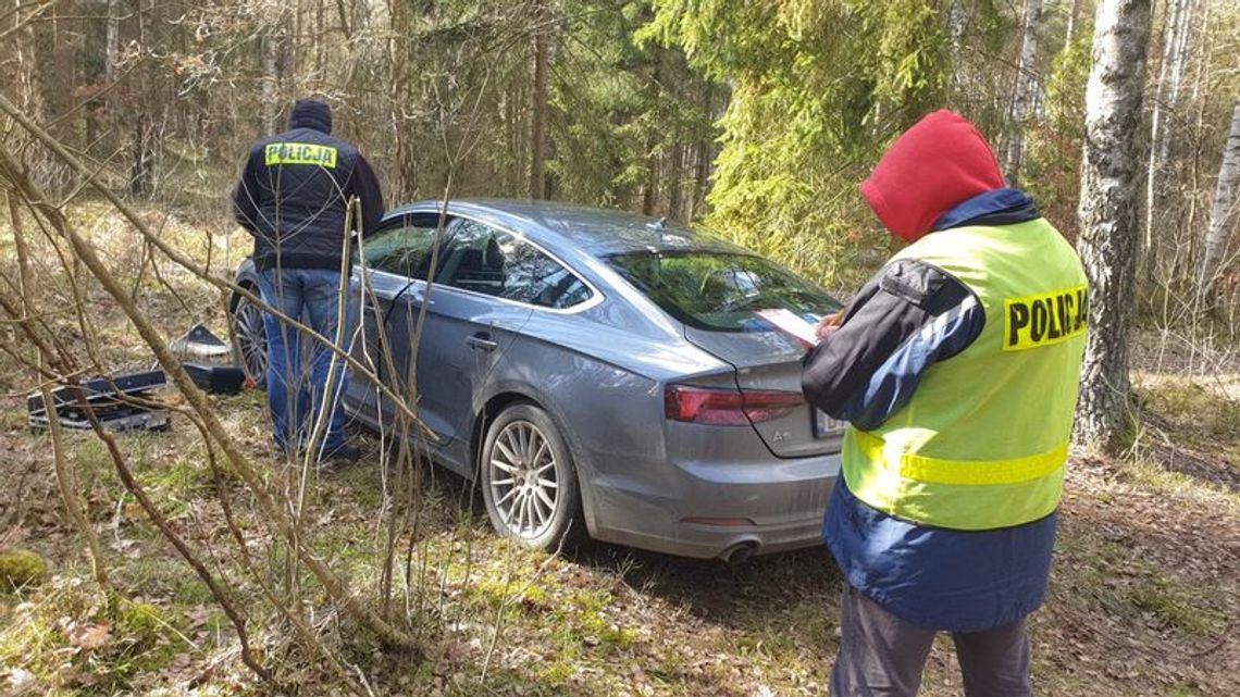 Złodziej audi zaszył się w lesie na przeczekanie. Spał w aucie, gdy przyjechała policja