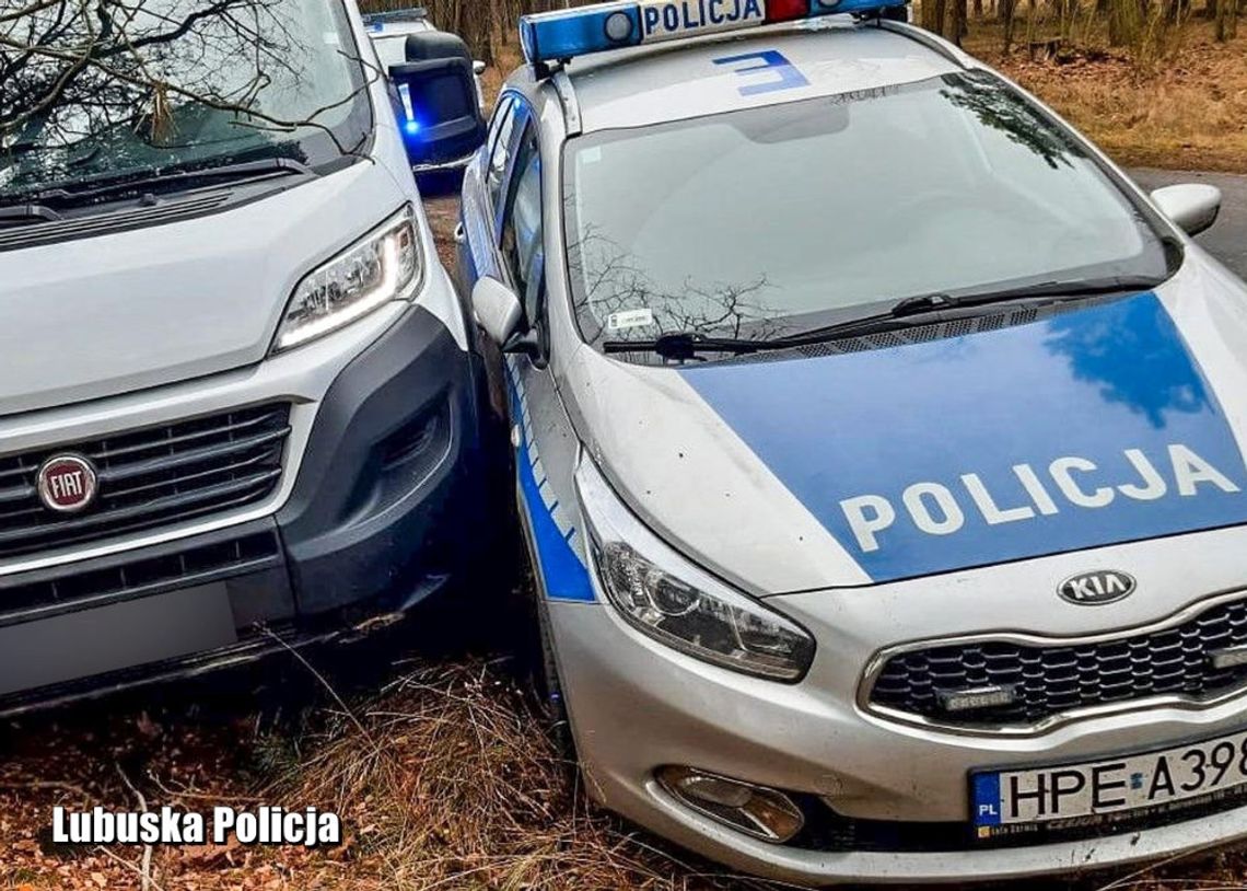 Złodziej busa próbował przejechać policjanta, a podczas pościgu spychał radiowóz z drogi