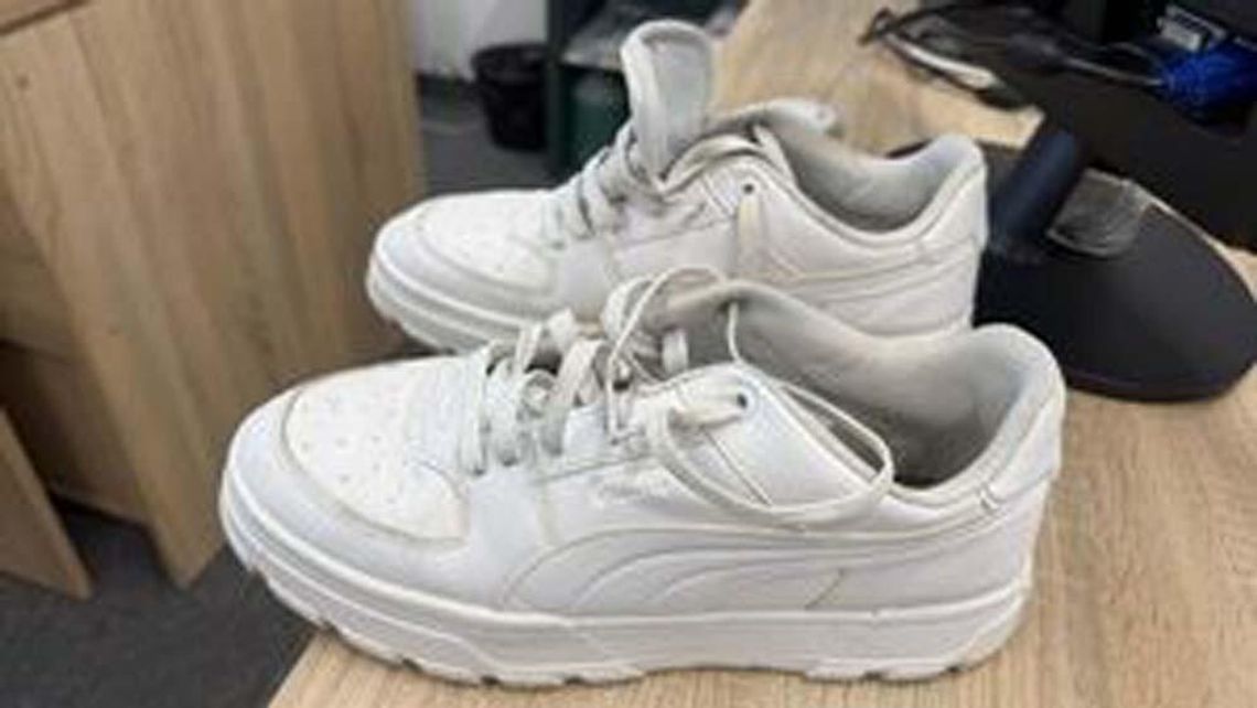 Złodziej czaił się w holu pływalni. Ludzie musieli wracać do domu bez ubrań, a nawet butów