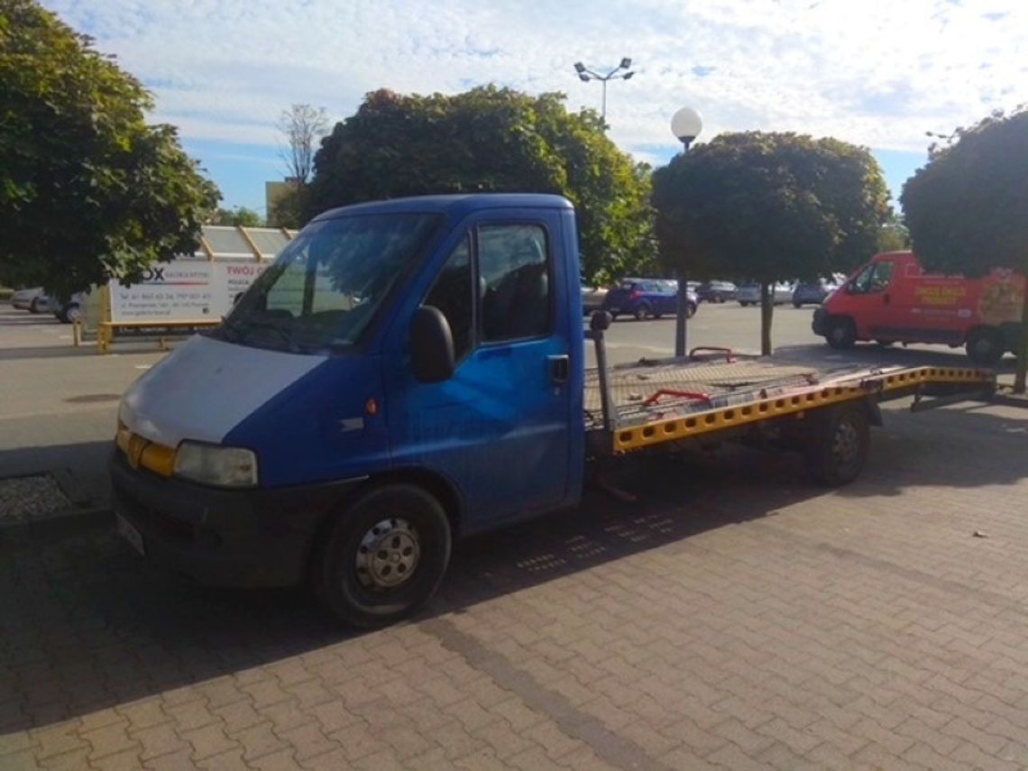 Złodziej jeździł lawetą i zwijał auta z parkingów. Wymyślił trik, którym oszukał policjantów