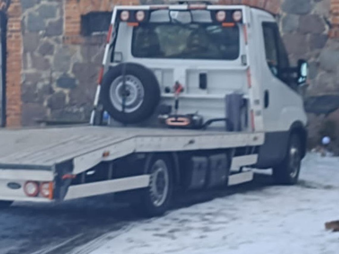 Złodziej „na lawetę” rozpracowany. Okradał podróżnych na lotniskowym parkingu