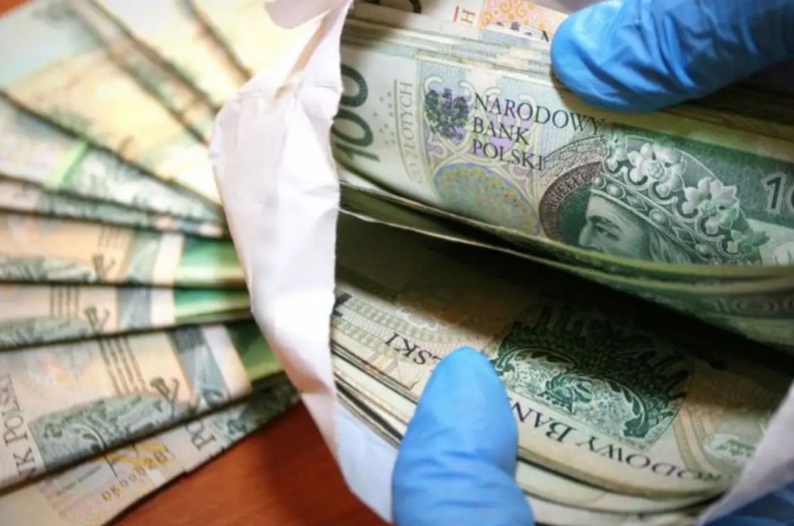 Złodziej nie chciał oddać skradzionych pieniędzy - na oczach policjantów chciał zjeść banknoty